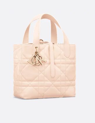กระเป๋าโท้ท Small Dior Toujours ทรงแนวตั้ง หนังลูกวัวลาย Macrocannage สีชมพูแซนด์สโตน
