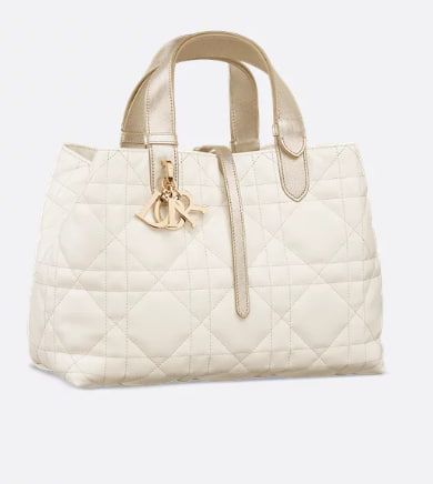 กระเป๋า Medium Dior Toujours หนังลูกวัวลาย Macrocannage แบบทูโทนสีทองและสีขาวแต่งด้ายเมทัลลิค