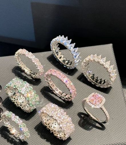 แหวน Cartier ซึ่งเป็นแบรนด์เครื่องประดับหรูหราของฝรั่งเศส แหวน Cartier มีหลายคอลเลกชัน เช่น Love, Trinity และ Panthère