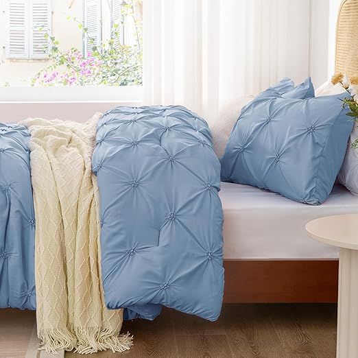 About this item  •   【Elegant Floral Design】：This BEDELITE queen comforter set is like a blossoming sea of flowers, transforming your bedroom into a dreamy garden. Lying beneath it feels like being immersed in a floral paradise, ensuring you have a sweet 