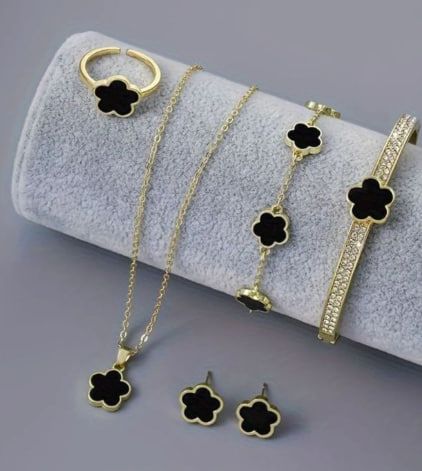 A set of 5 floral fashion accessories costs around 150 baht and can be purchased at online stores such as Shopee and Lazada.