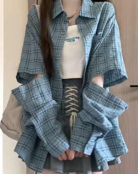 • เสื้อเชิ้ต: เสื้อเชิ้ตแขนยาวลายสก็อตสีฟ้าอมเขียวขนาดโอเวอร์ไซส์  • เสื้อตัวใน: เสื้อครอปสีขาว  • เข็มขัด: เข็มขัดรัดเอวแบบคอร์เซ็ตสีดำที่มีเชือกผูกด้านหน้า  • กระโปรง: กระโปรงสั้นแบบพลีทสีอ่อน