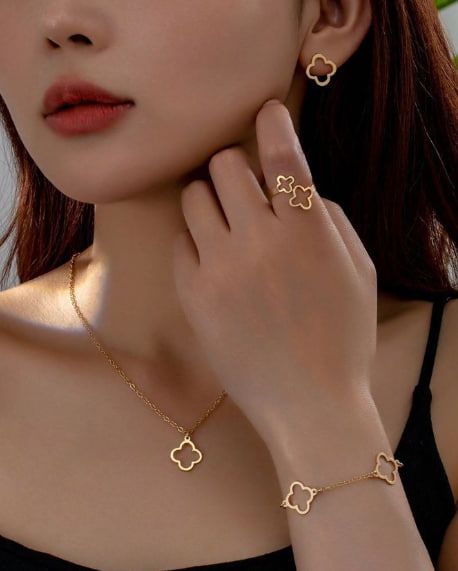 ชุดเครื่องประดับลายโคลเวอร์สี่แฉกนี้เป็นที่นิยมอย่างมากและมักถูกเรียกว่า "Lucky Clover" หรือ "Alhambra" 