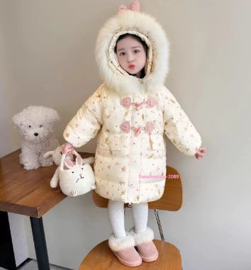 เสื้อกันหนาวเด็กมีไชส์80-130cm children’Down jacket 2025 เรียบรู้ละมุนแบบโทนอบอุ่นสีเบจคุณหนูมากนุ่มหนานุ่มทั้งตัวไม่คันไม่แข็งซิปกระดุมสองชิ้นกันลมอยู่สุดปลุกสูงกันเลยเย็นตรงคอพร้อมหมวกอู๊ดแต่งบนโบว์ชมพูใส่ได้ตั้งแต่ติดลบใส่เที่ยวต่างประเทศตื่นขึ้น